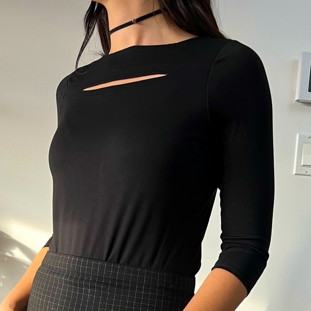 Willow & Thread Black Front Cut-Out 3/4 Sleeve Top - Size XS